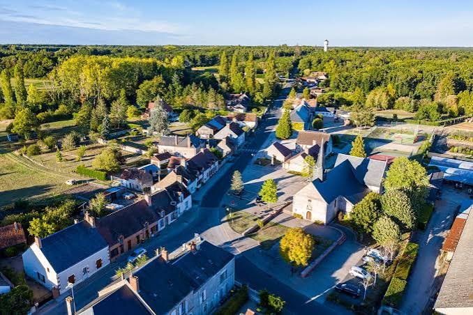Vue aérienne du village de Crouy-sur-Cosson, entouré de bois et de prairies en Sologne