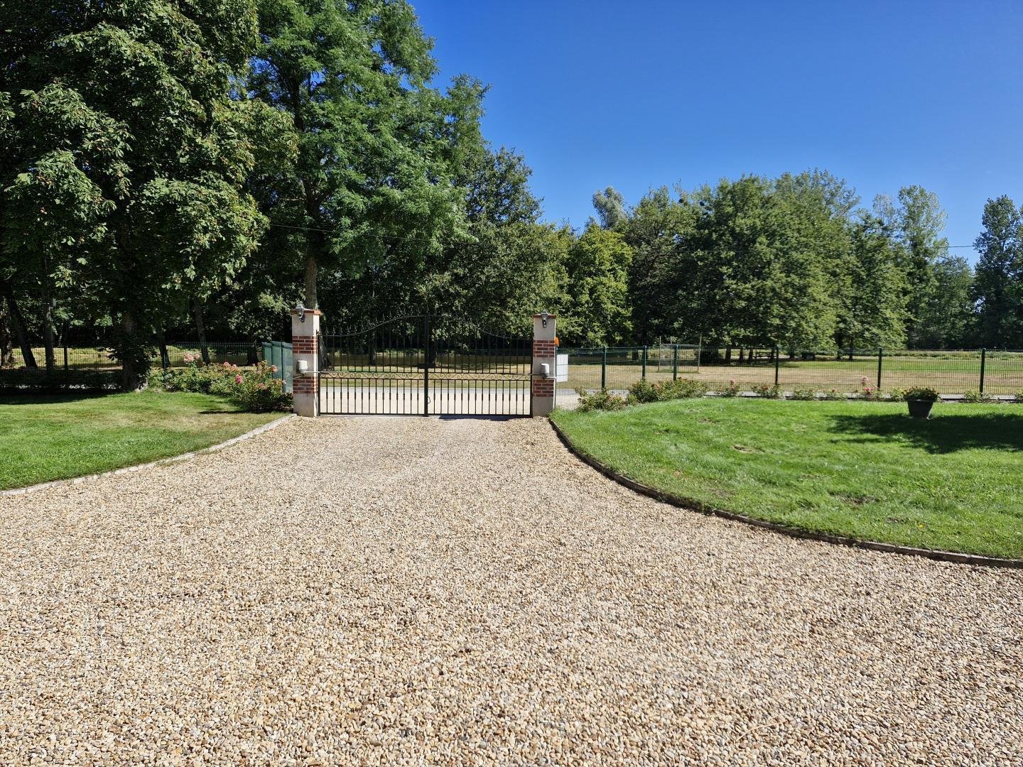 Allée et portail d'entrée du gîte Le Bois Nillon en Sologne