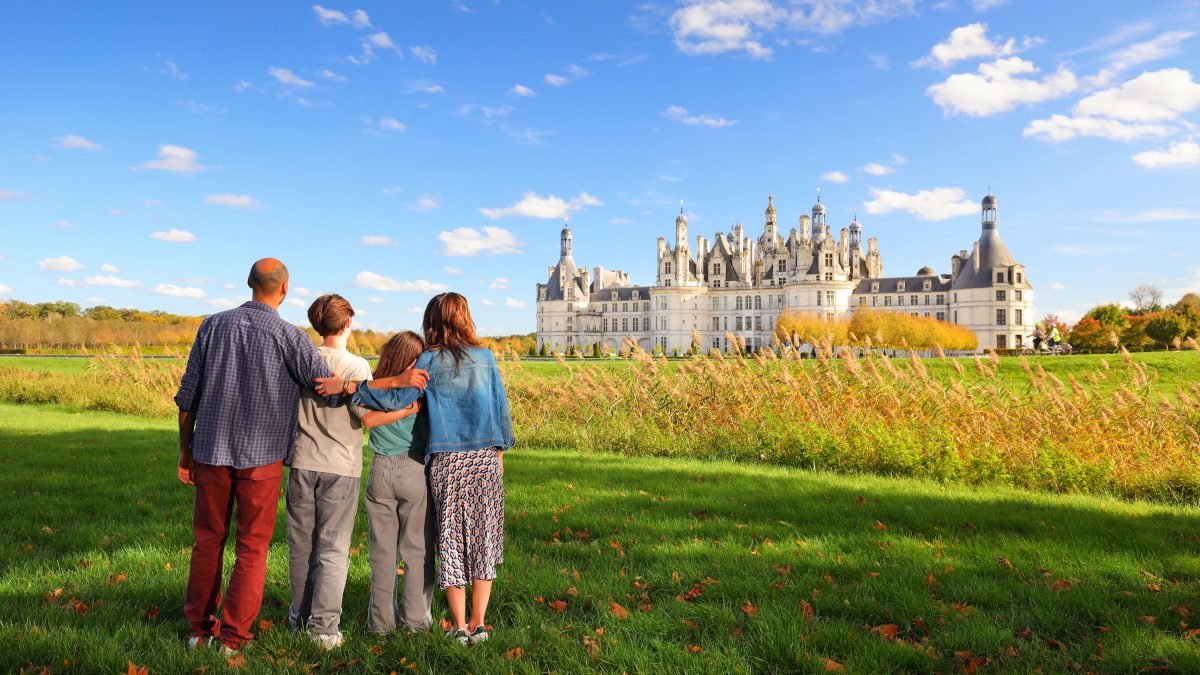 Famille en visite au château de Chambord, à 12 minutes des gîtes de Crouy-sur-Cosson
