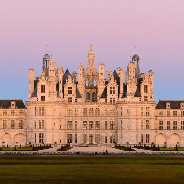 Façade du château de Chambord au coucher du soleil