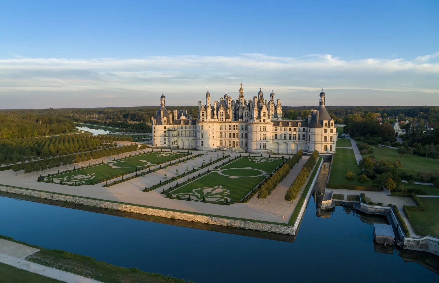 Vue aérienne du château de Chambord et de son domaine en Sologne