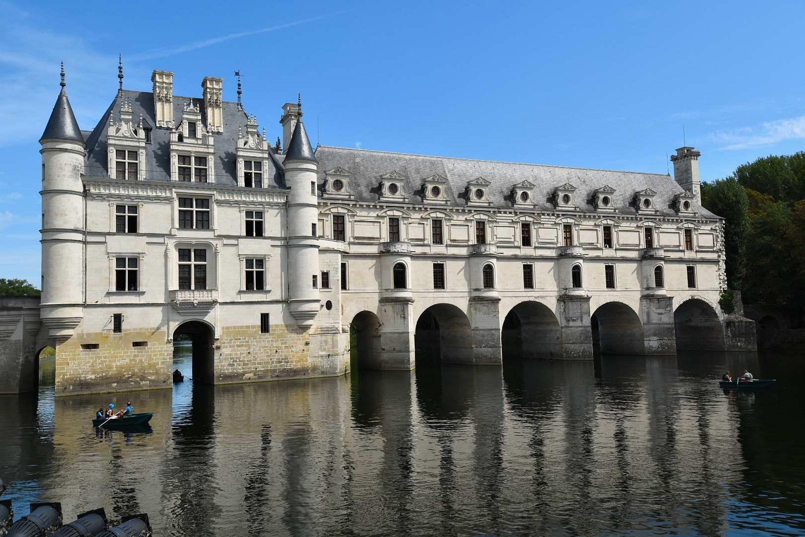 Les cinq arches du château de Chenonceau enjambant le Cher, vues depuis la rive