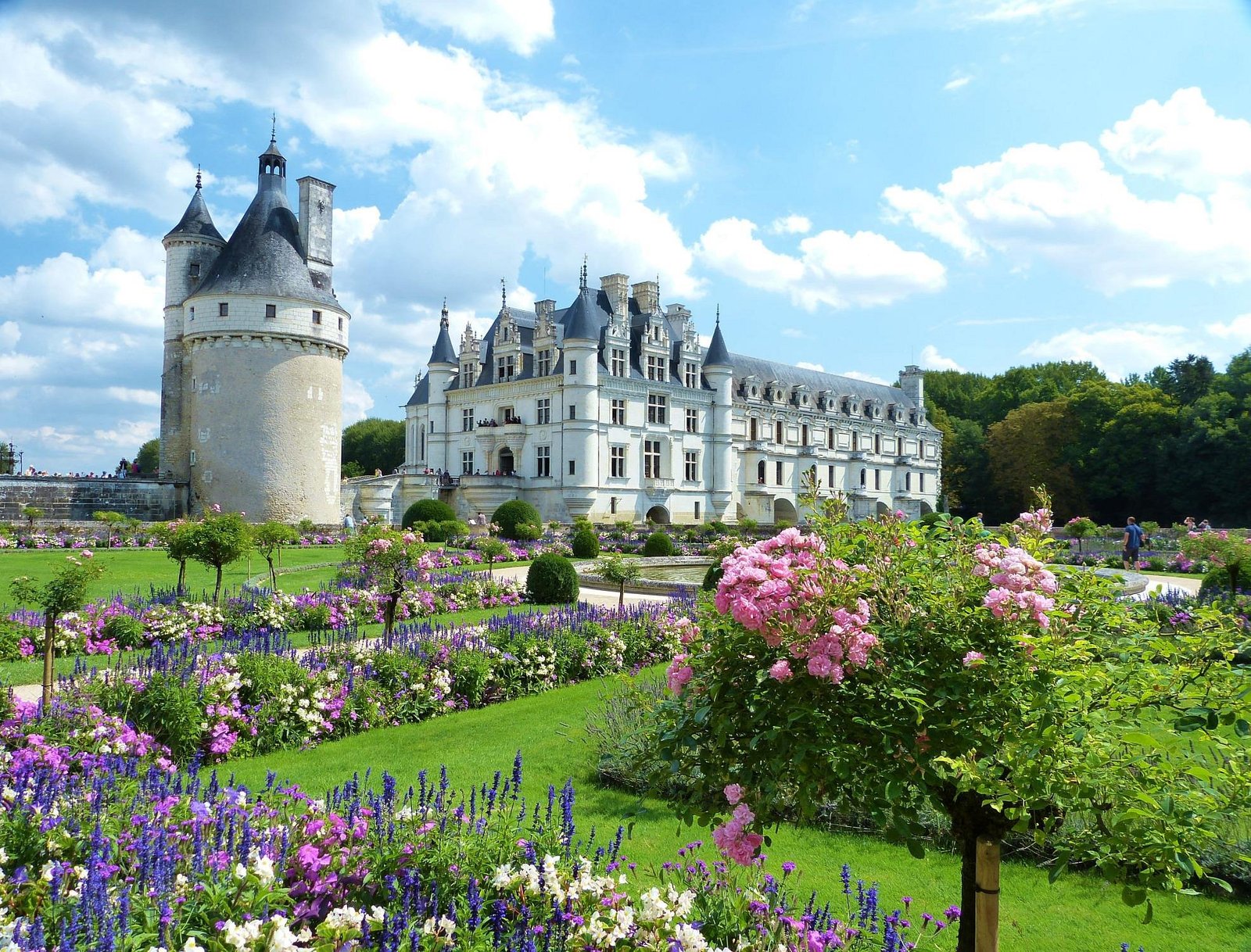 Le château de Chenonceau vu depuis les jardins, avec ses arches enjambant le Cher