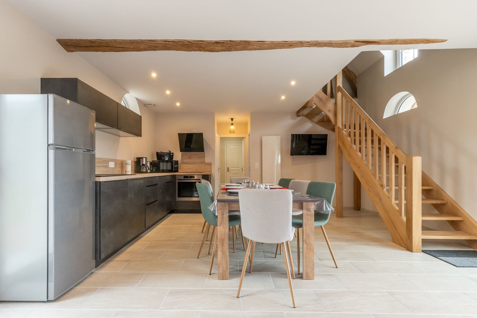 Espace repas au pied de l'escalier du gîte Les Mésanges