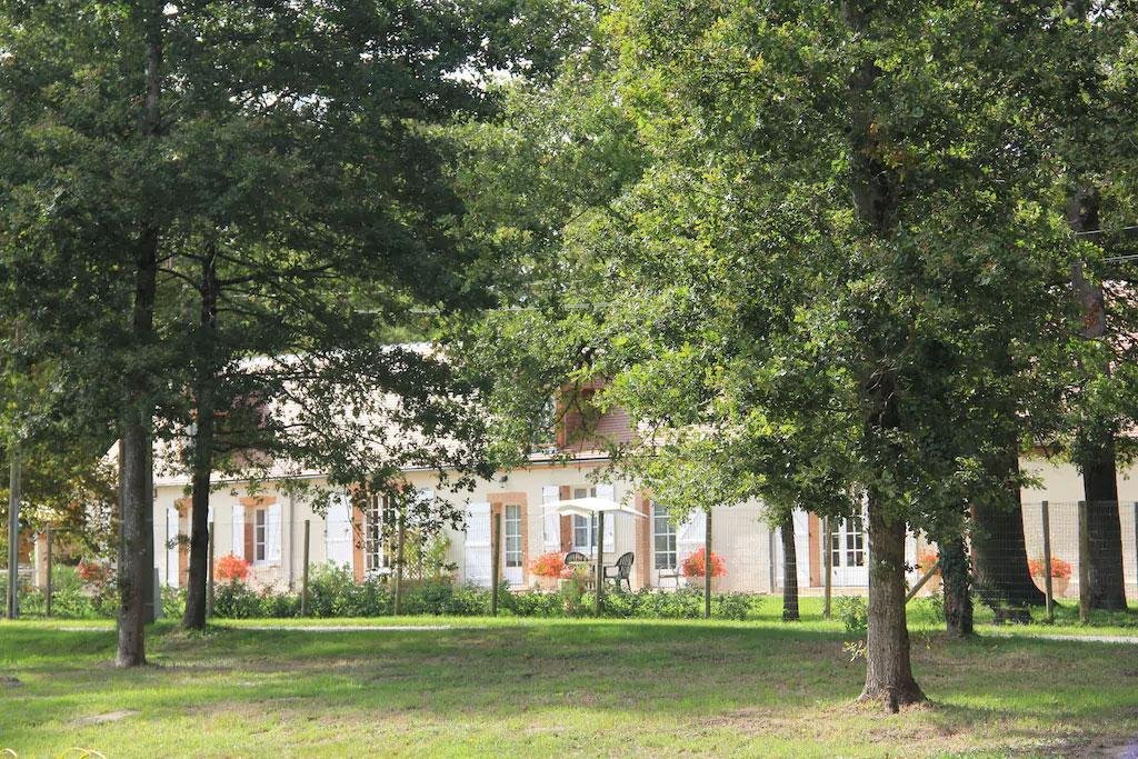 La longère du gîte Le Bois Nillon dans son parc arboré clos, en Sologne