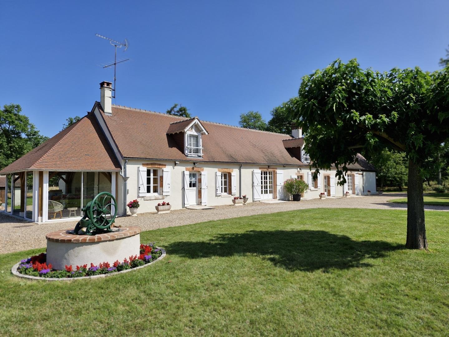 Longère solognote rénovée et son puits fleuri, gîte à Crouy-sur-Cosson en Sologne