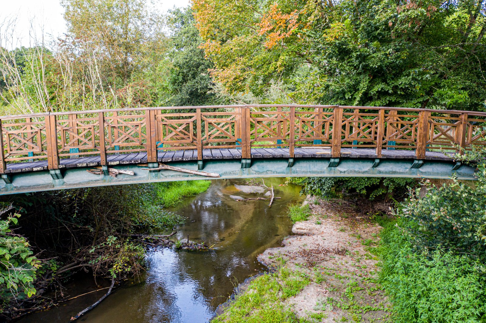 Ponton au bord du Cosson à Crouy-sur-Cosson, accès direct à la rivière depuis le camping municipal
