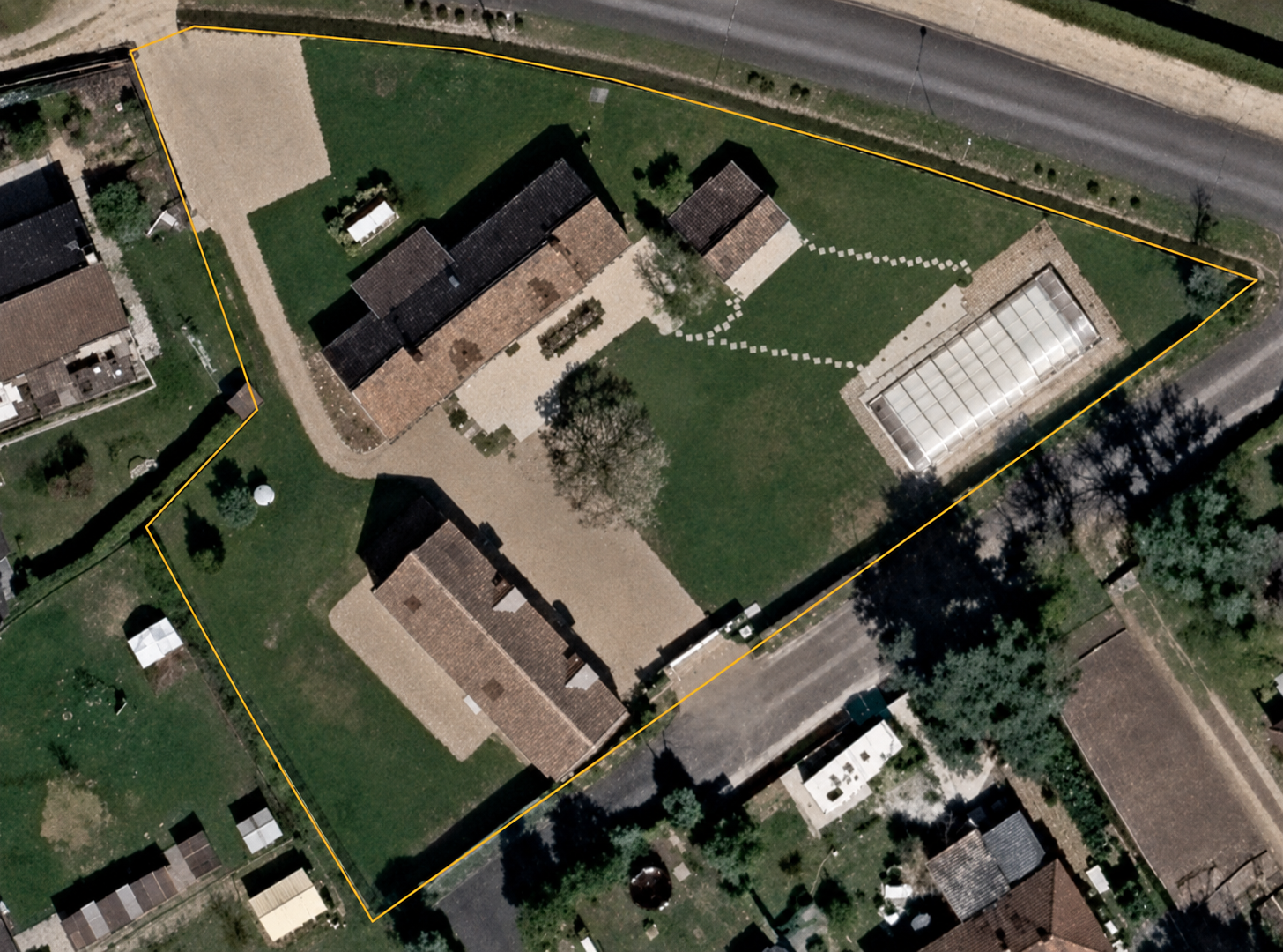 Vue aérienne du gîte Les Mésanges à Crouy-sur-Cosson : les deux longères, les parkings, le jardin clos et la piscine privée sous abri