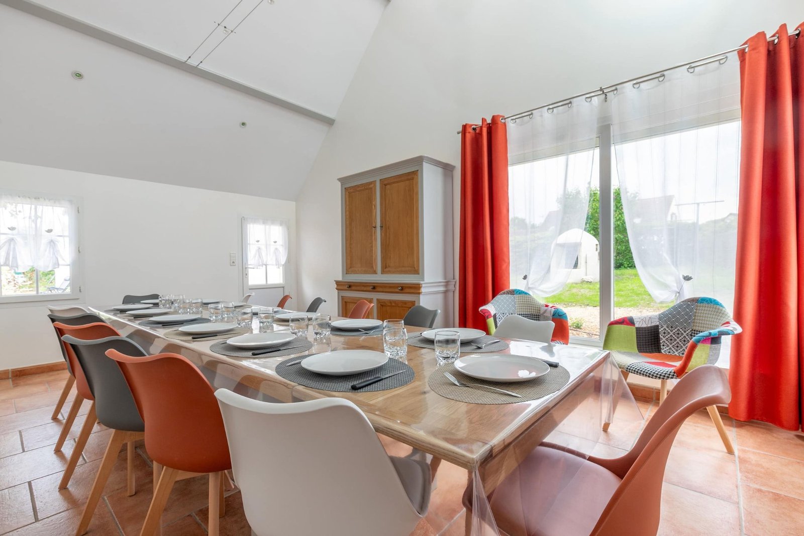 Salle à manger dressée pour 14 personnes au gîte de groupe Les Mésanges