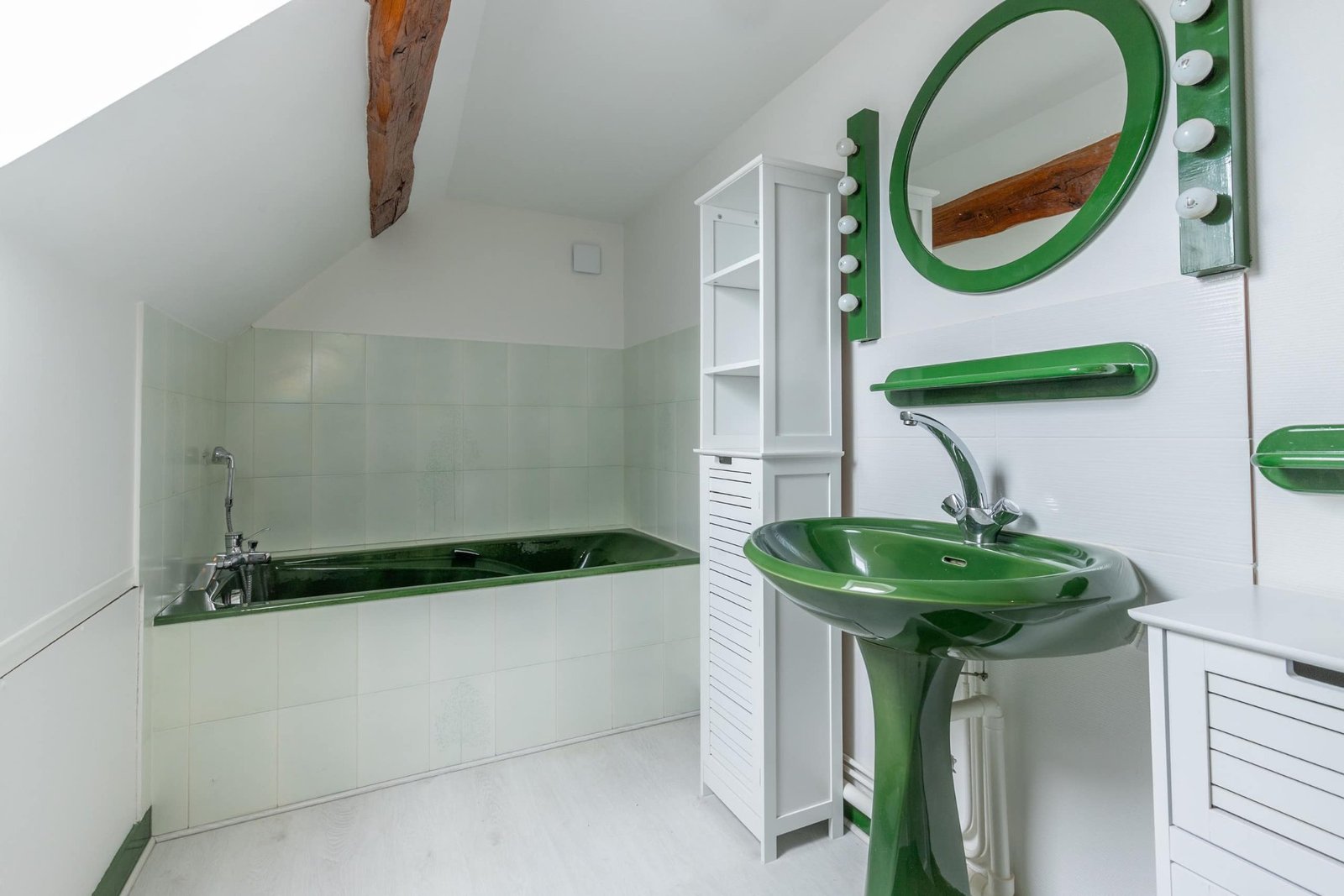 Salle de bains verte avec baignoire au gîte Les Mésanges, Crouy-sur-Cosson