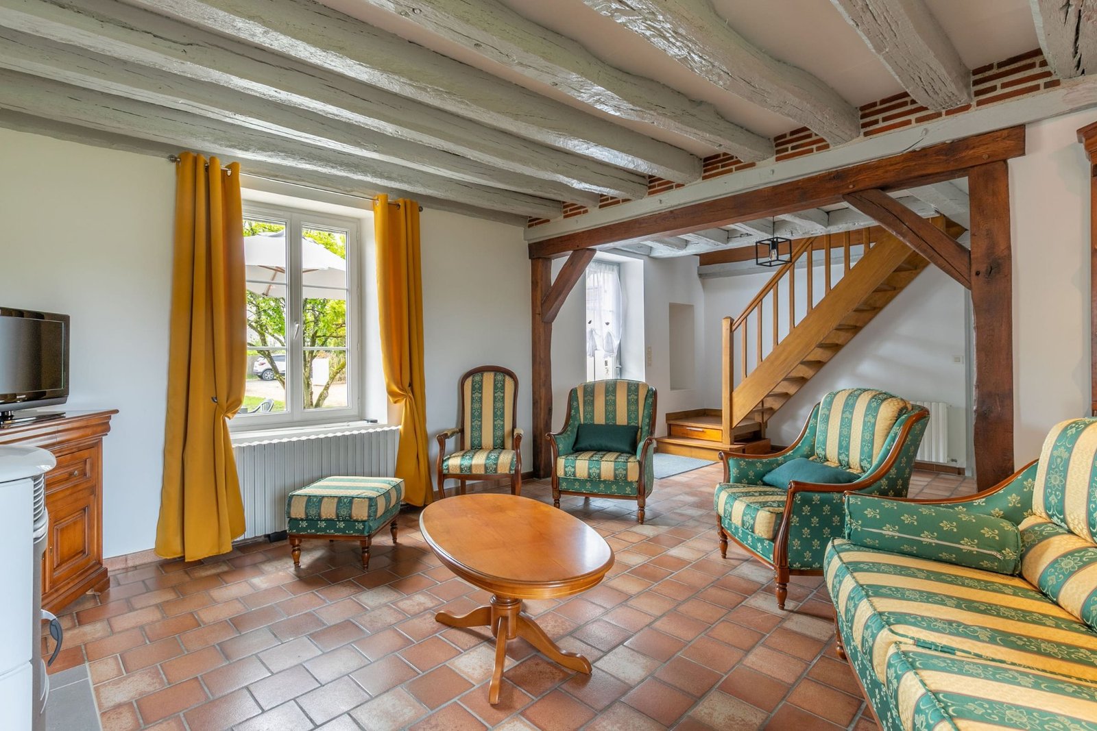 Salon aux poutres apparentes du gîte Les Mésanges à Crouy-sur-Cosson