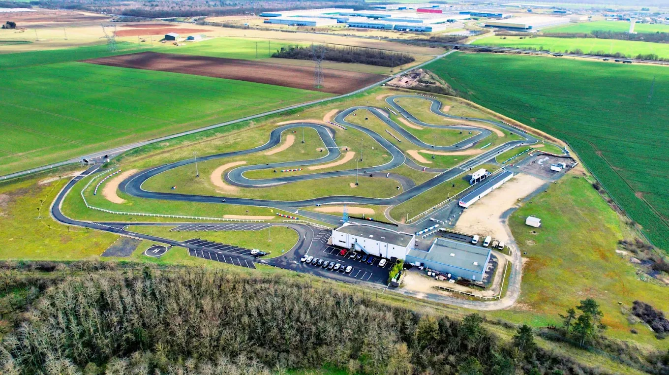 Vue aérienne du circuit de karting de Mer, sa piste et son bâtiment d’accueil entourés de champs, à 15 minutes des gîtes