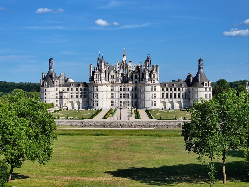 Le château de Chambord et ses jardins à la française, à visiter depuis les gîtes de Crouy-sur-Cosson en Sologne