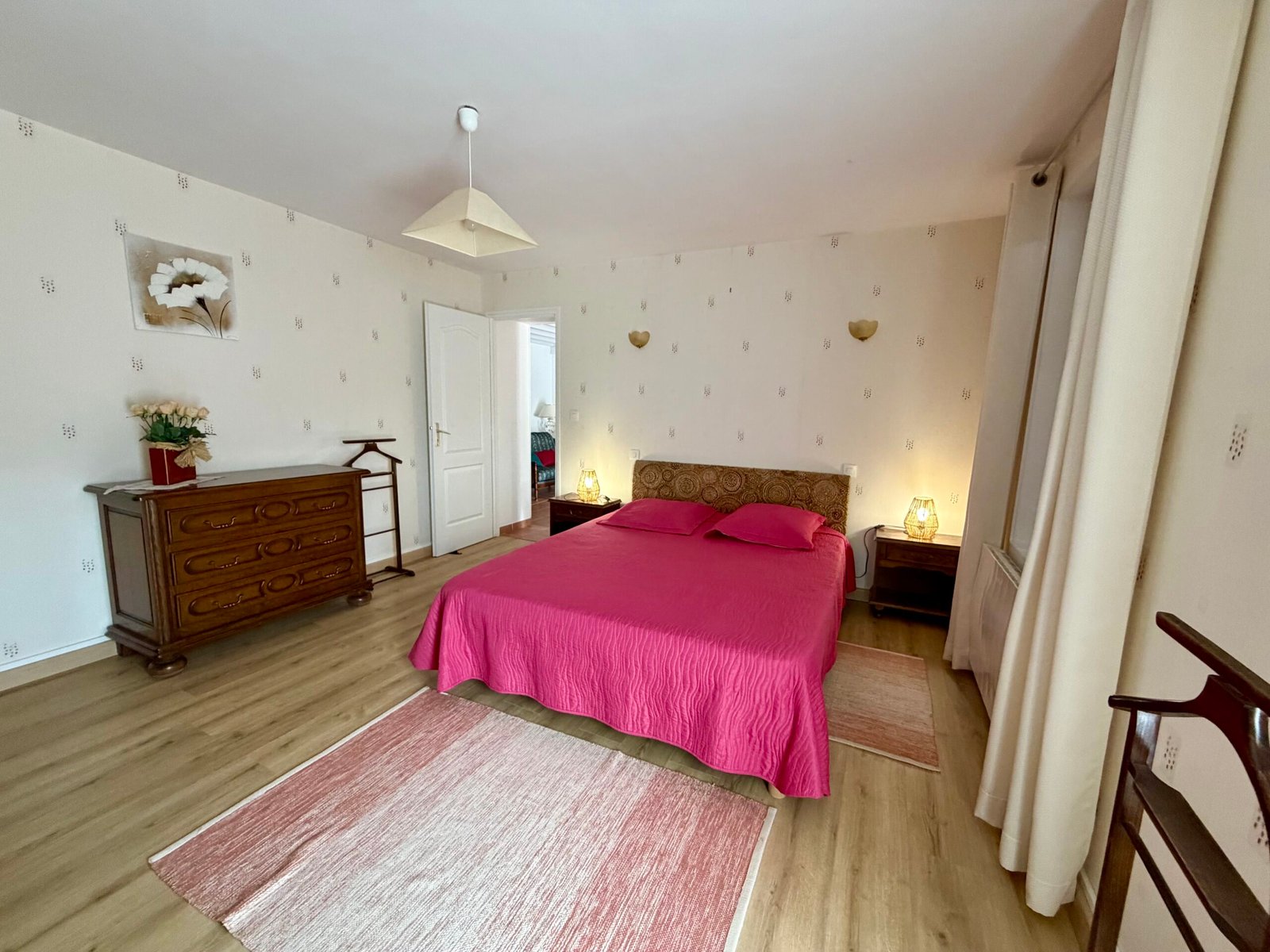 Chambre 1 avec lit double, de plain-pied au rez-de-chaussée du gîte Le Bois Nillon