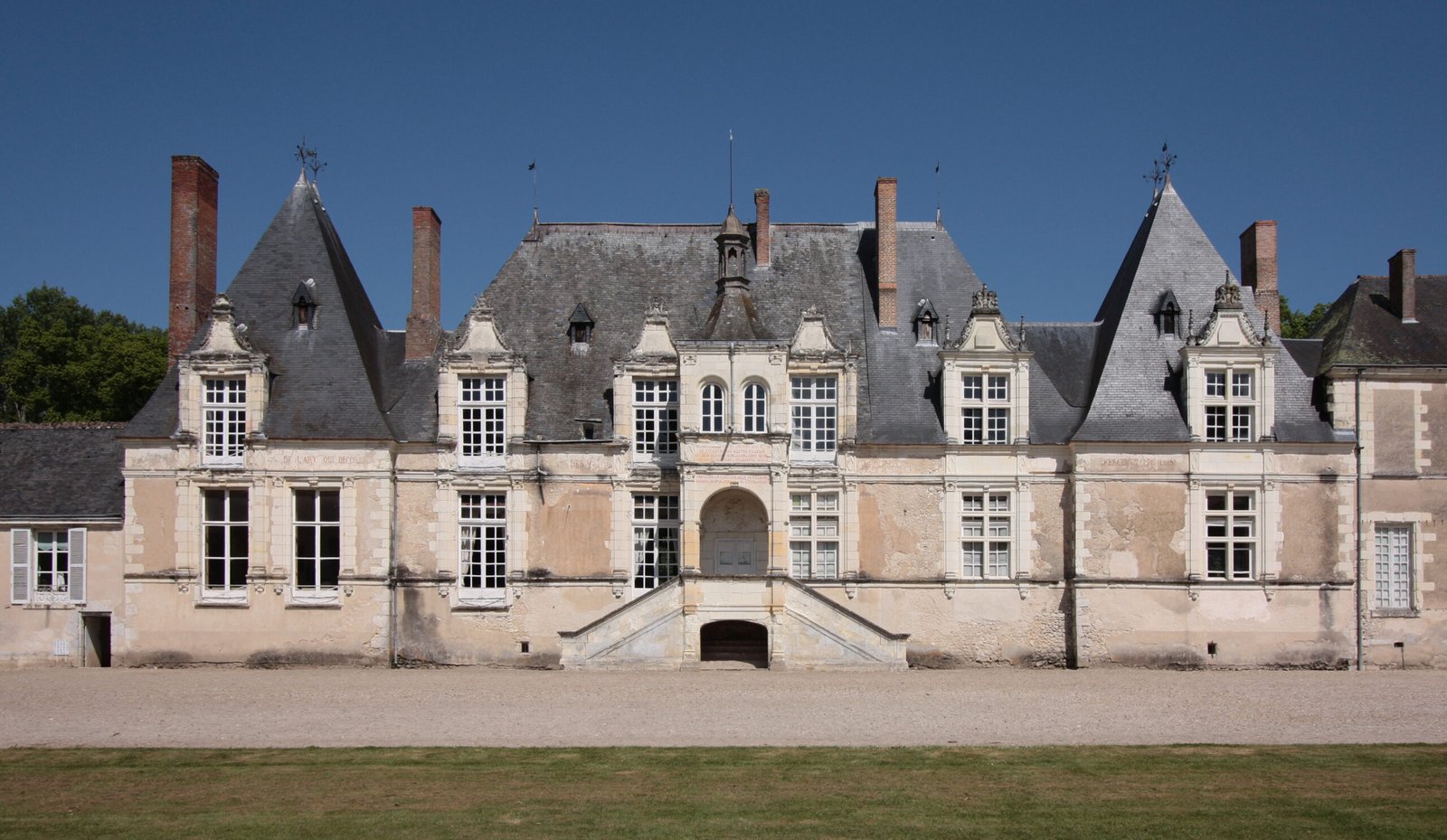 Façade Renaissance du château de Villesavin à Tour-en-Sologne, ses lucarnes sculptées, ses cheminées de brique et son escalier double