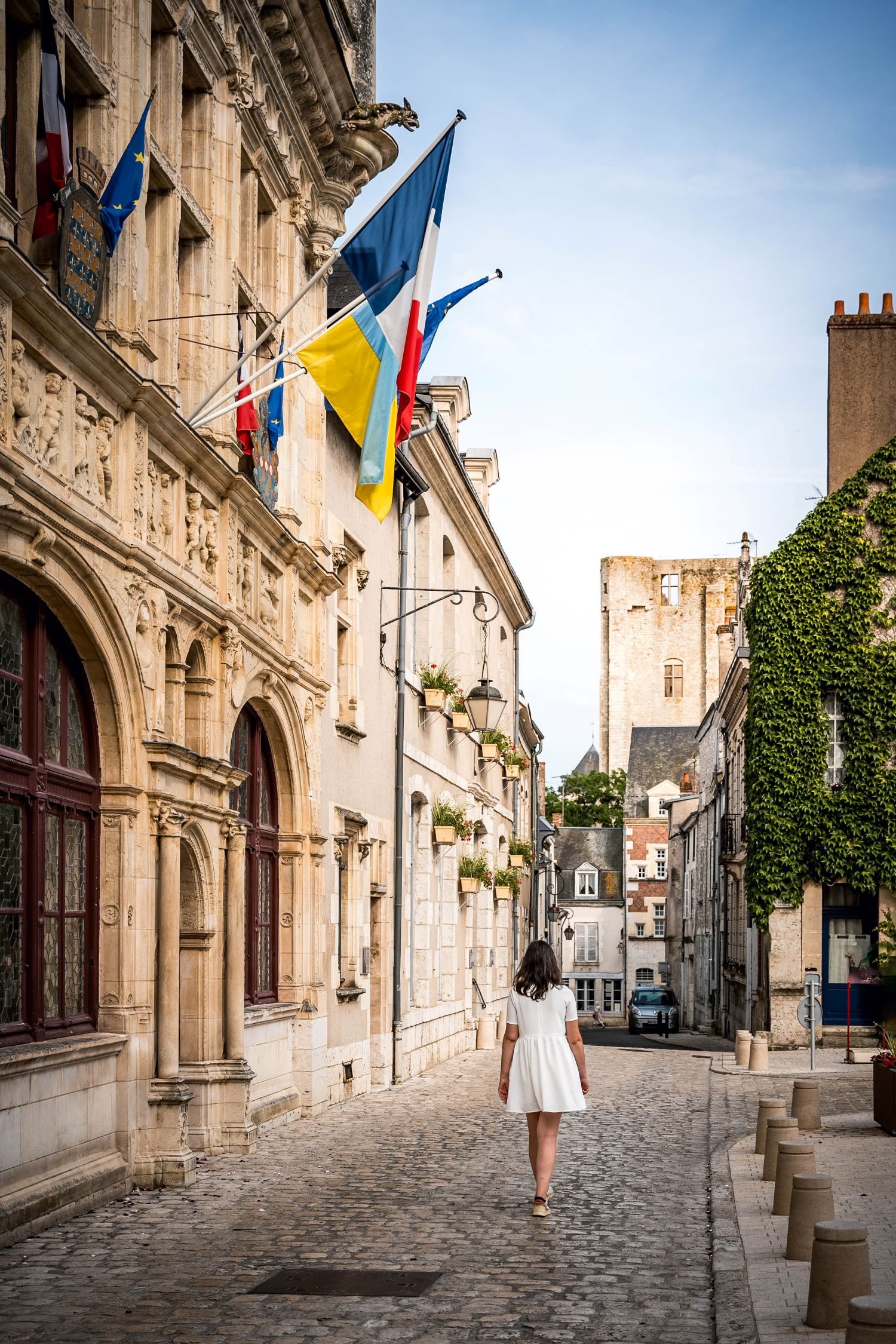 Rue pavée de Beaugency le long de la façade Renaissance de l&rsquo;hôtel de ville, avec la tour César en arrière plan