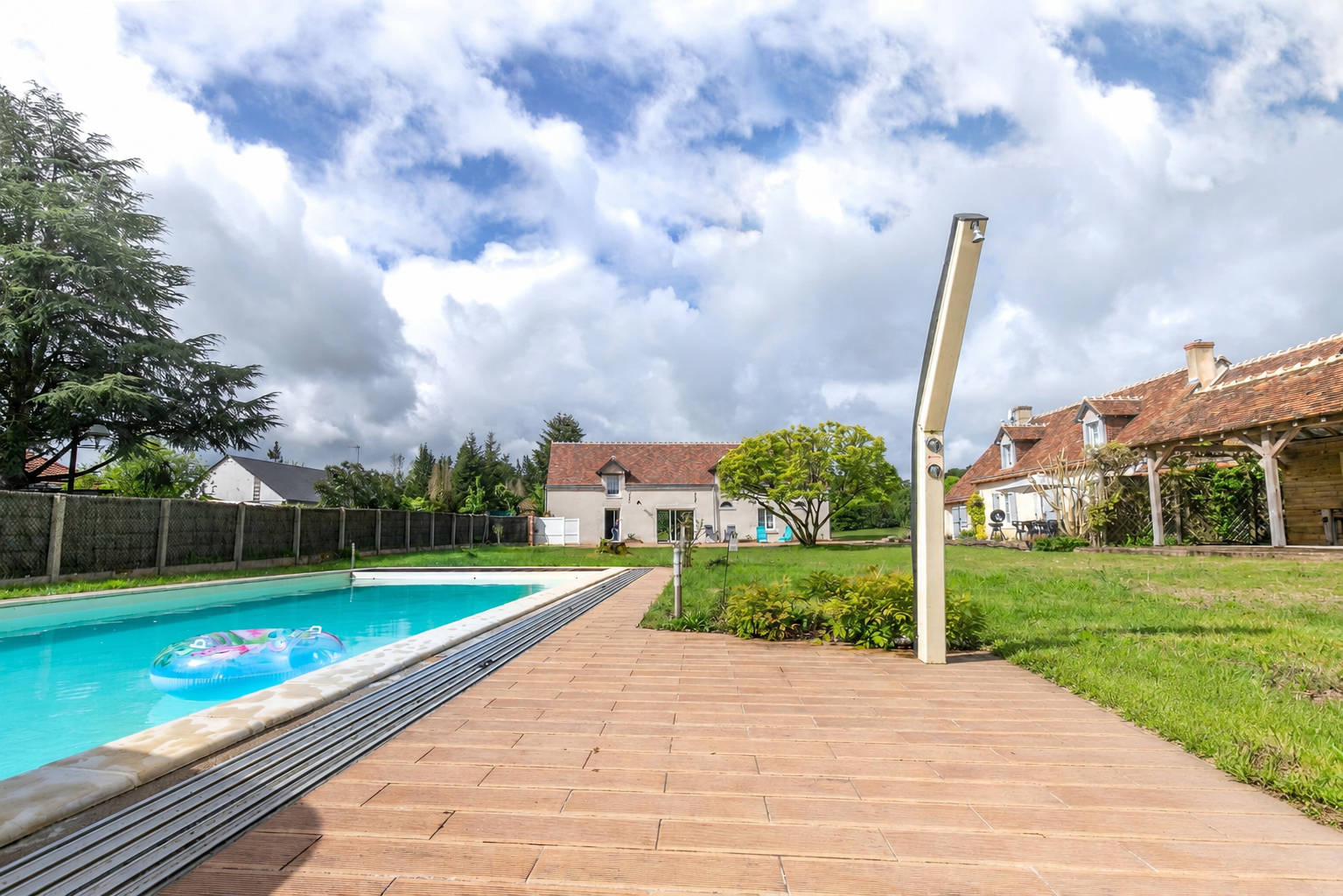 Piscine, terrasse en bois et longère du gîte de groupe Les Mésanges à Crouy-sur-Cosson en Sologne