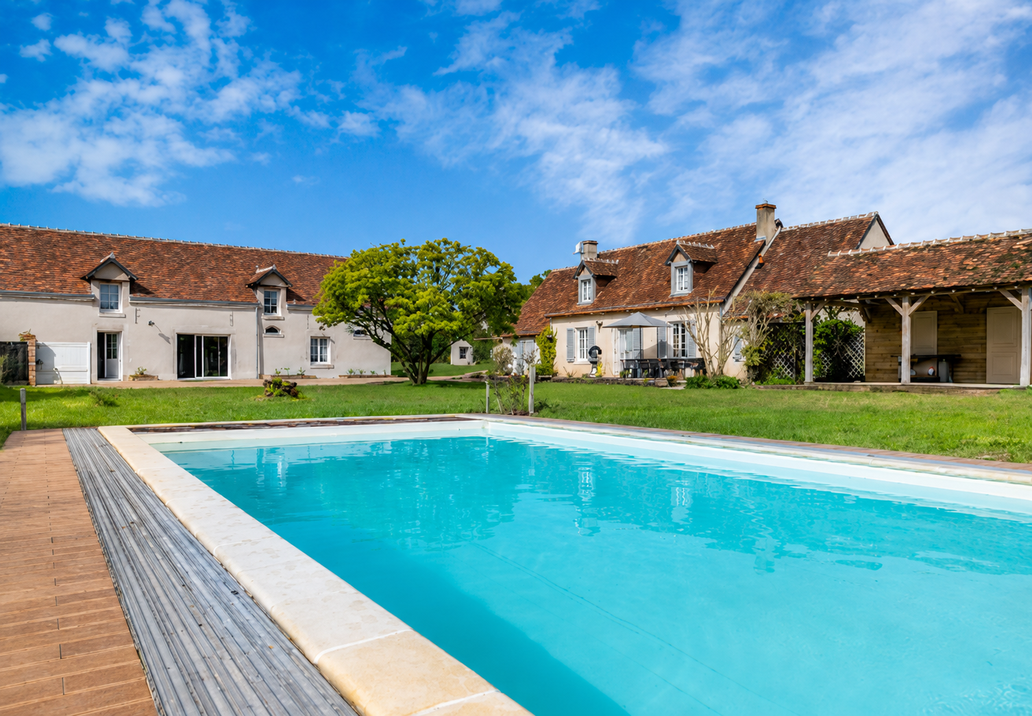 Piscine chauffée et couverte du gîte de groupe Les Mésanges à Crouy-sur-Cosson en Sologne
