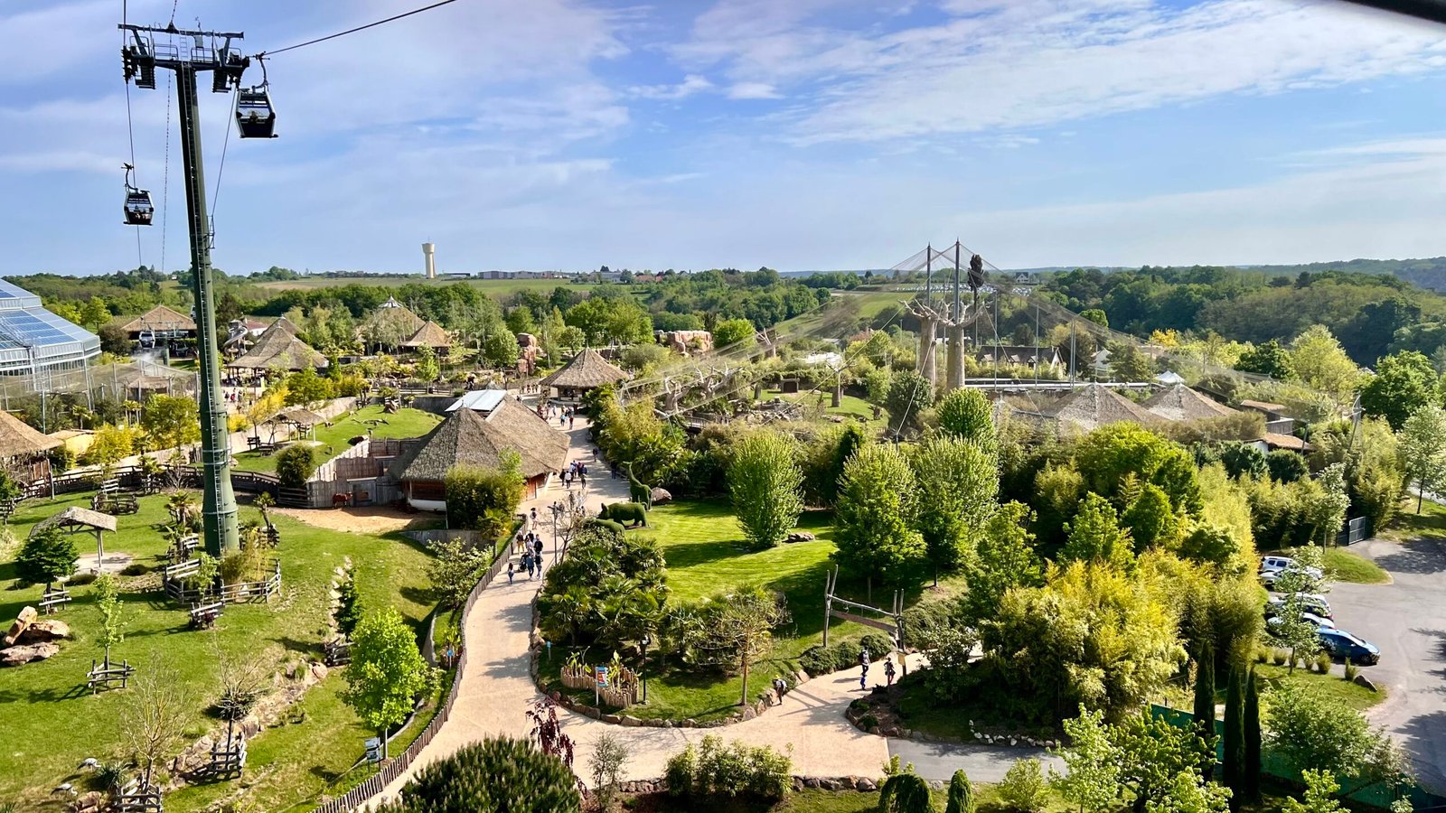 Vue des allées du ZooParc de Beauval depuis la télécabine du Nuage de Beauval, incluse dans le billet